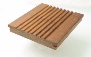 Banbou deyò alantou toupatou sou Strand se Tissus etaj yo ak miray ranpa, Revêtement